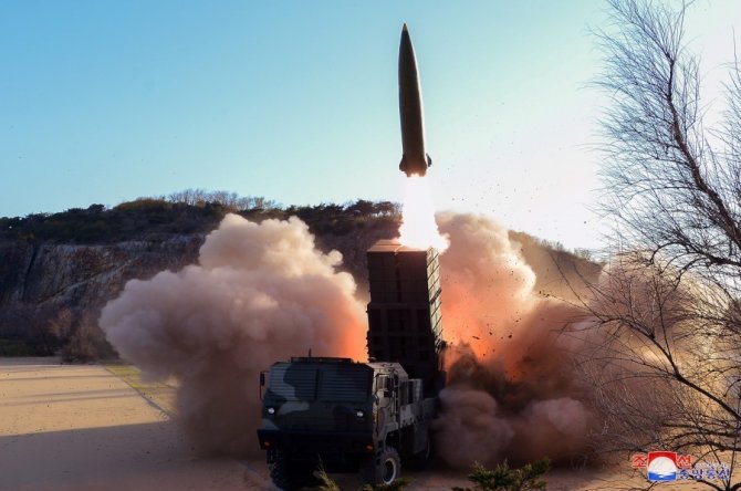 Kuzey Kore: "Kim Jong Un Gözetiminde Yeni Bir Füze Denemesi Gerçekleştirildi"