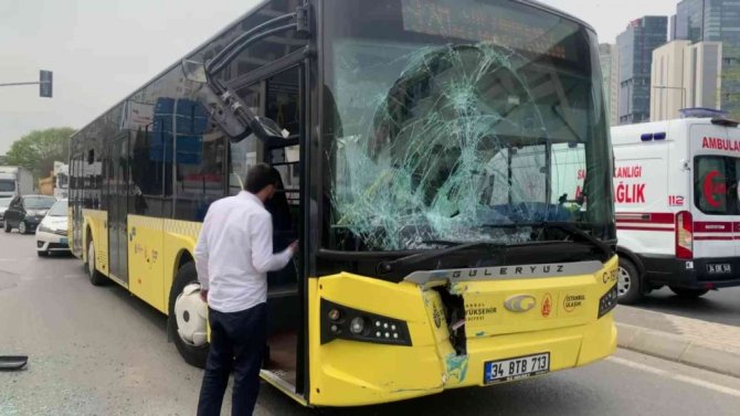Maltepe’de İ̇ett Otobüsü Yolcu Dolu Minibüse Çarptı: 1 Yaralı