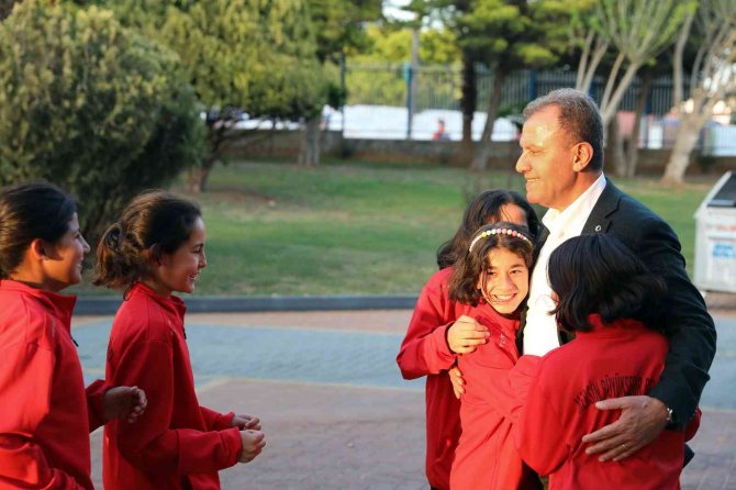 Seçer, ’Kır Çiçekleri’nin Başarılı Sporcuları İle Buluştu