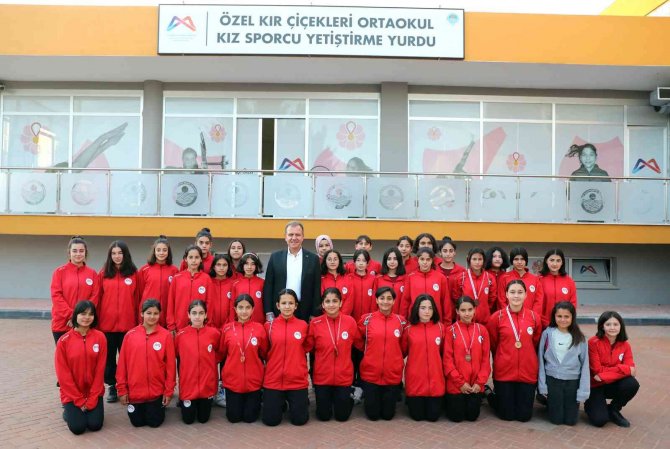 Seçer, ’Kır Çiçekleri’nin Başarılı Sporcuları İle Buluştu
