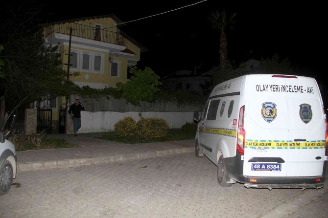 Ev Arkadaşını Çekiçle Öldürdü