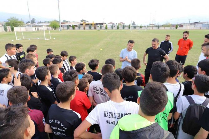 Nazilli Belediyespor’lu Futbolcular Genç Sporcular İle Buluştu