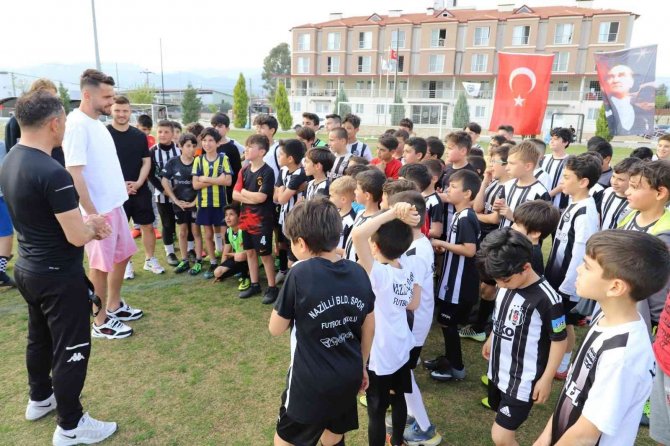 Nazilli Belediyespor’lu Futbolcular Genç Sporcular İle Buluştu