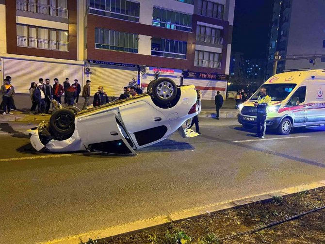 Diyarbakır’da Kavşakta Kontrolü Kaybedilen Otomobil Takla Attı