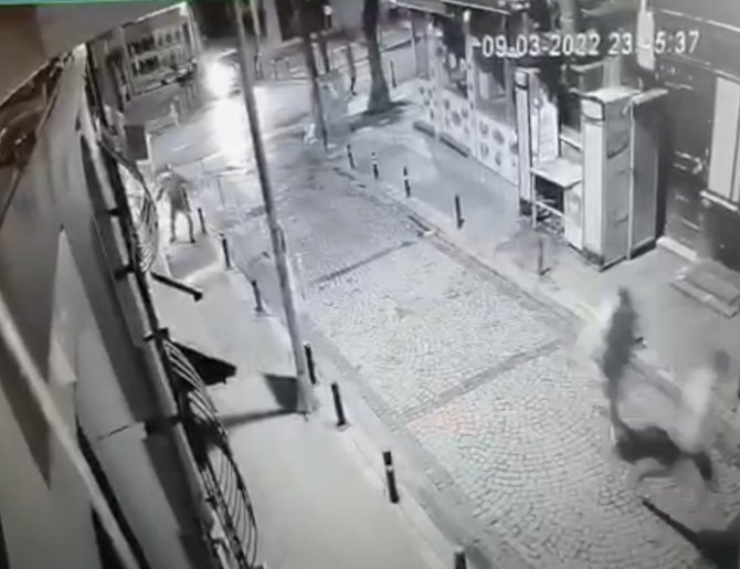İ̇stanbul’da Dehşet Anları Kamerada: Arkadaşını Dövenleri Silahla Vurarak Yaraladı