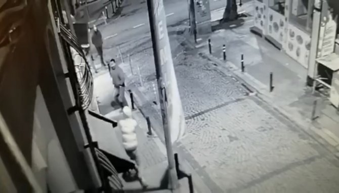 İ̇stanbul’da Dehşet Anları Kamerada: Arkadaşını Dövenleri Silahla Vurarak Yaraladı