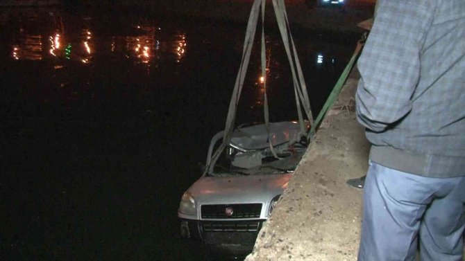 Sürücüsünün Direksiyon Hakimiyetini Kaybettiği Ticari Araç Denize Böyle Uçtu