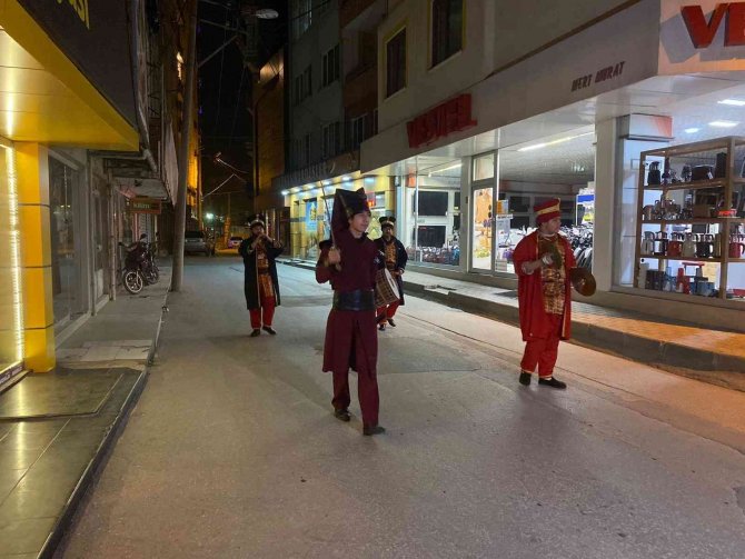 Sahurda Davul Yerine Mehteren Takımı Uyandırdı