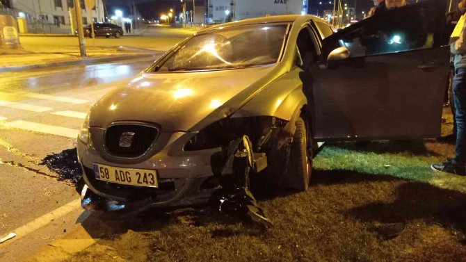 Refüja Çıkan Araçta Bulunan 4 Kişi Yaralandı