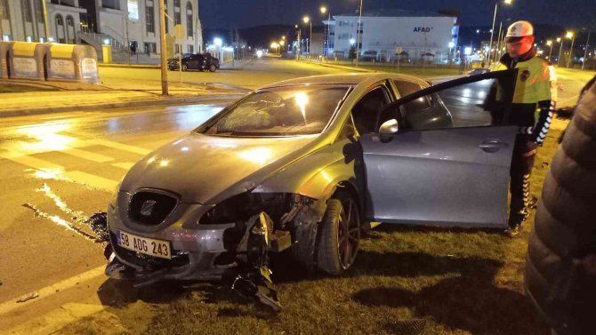Refüja Çıkan Araçta Bulunan 4 Kişi Yaralandı