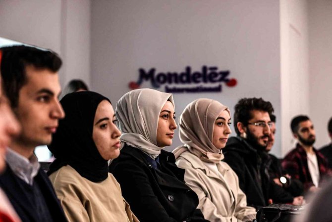 Bakan Varank Şekerleme Üreten Tesiste Gençlerle Bir Araya Geldi