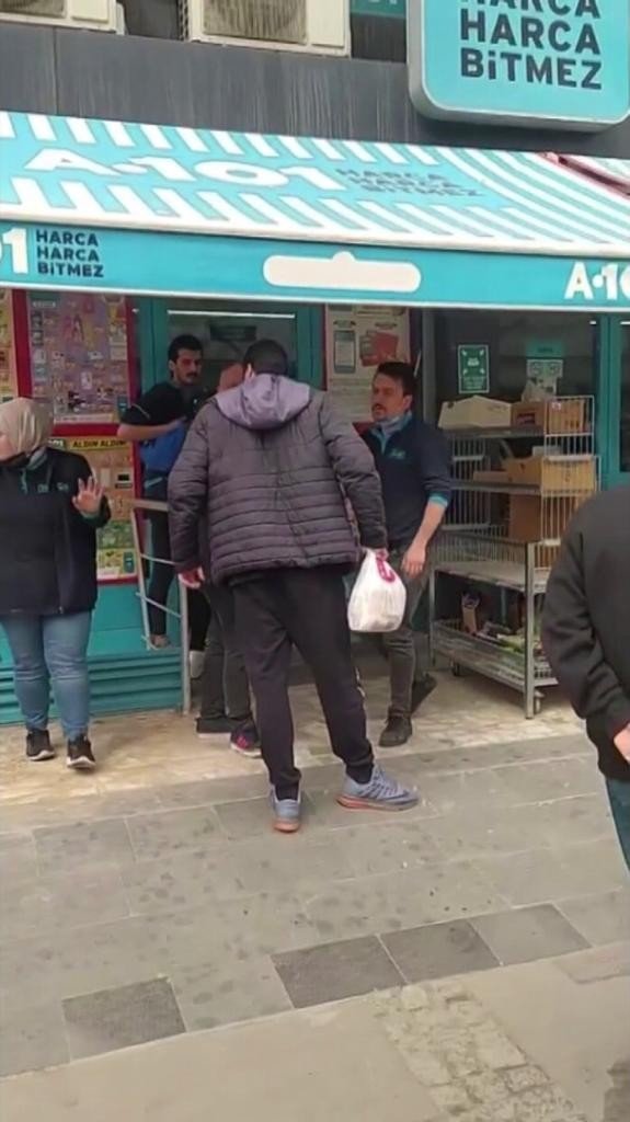 Ümraniye’de Tartıştığı Müşteriye Keserle Saldırdı