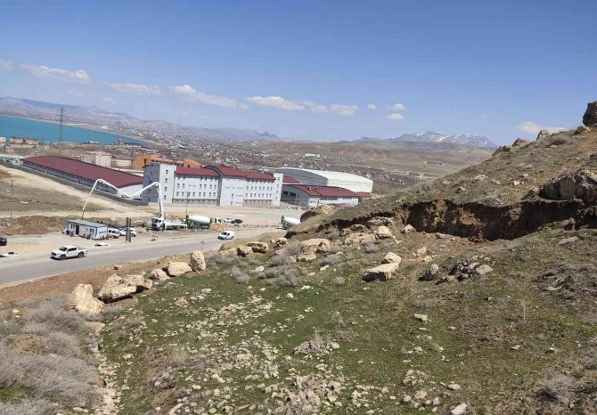 Edremit Toki̇ Yolu Heyelan Tehlikesine Karşı Kapatıldı