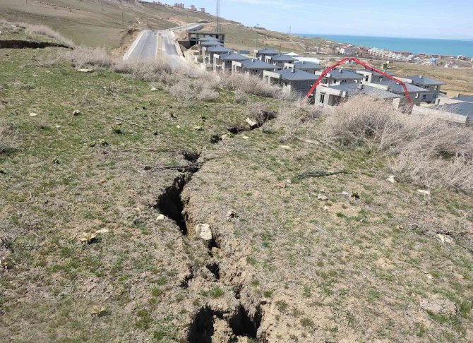 Edremit Toki̇ Yolu Heyelan Tehlikesine Karşı Kapatıldı