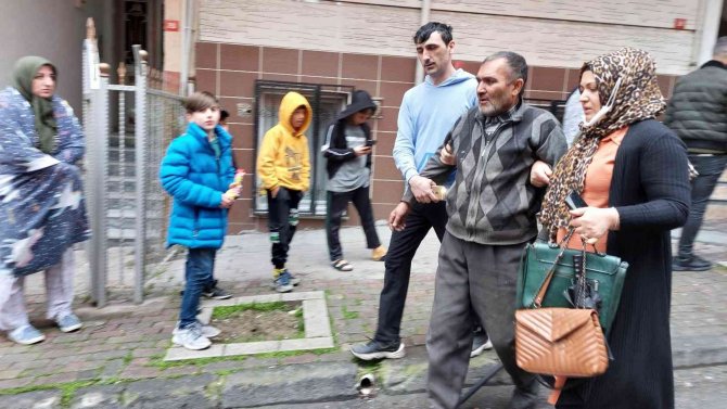 Küçükçekmece’de 5 Kişilik Aile, Yangında Dumandan Etkilendi