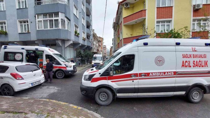 Küçükçekmece’de 5 Kişilik Aile, Yangında Dumandan Etkilendi