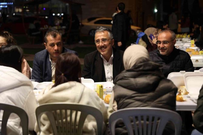 Başkan Savran Gençlerle Sahurda Buluştu