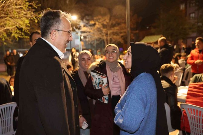 Başkan Savran Gençlerle Sahurda Buluştu