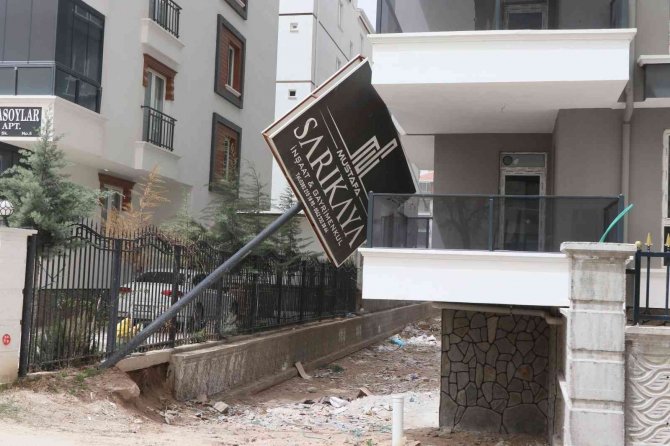 Aksaray’da Kuvvetli Rüzgar Toz Bulutu Oluşturdu, Tabelaları Devirdi