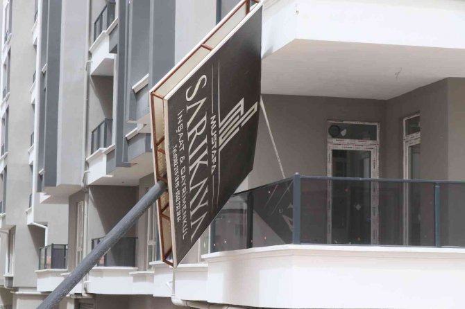 Aksaray’da Kuvvetli Rüzgar Toz Bulutu Oluşturdu, Tabelaları Devirdi