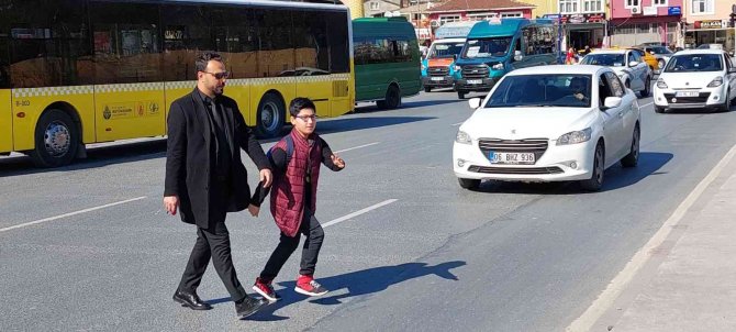 Alibeyköy’de Tramvaya Ulaşmak İsteyen Vatandaşların Zorlu İmtihanı