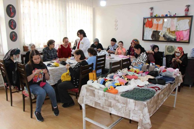 Nineler Ve Torunları Birlikte Örgü Yapıyor