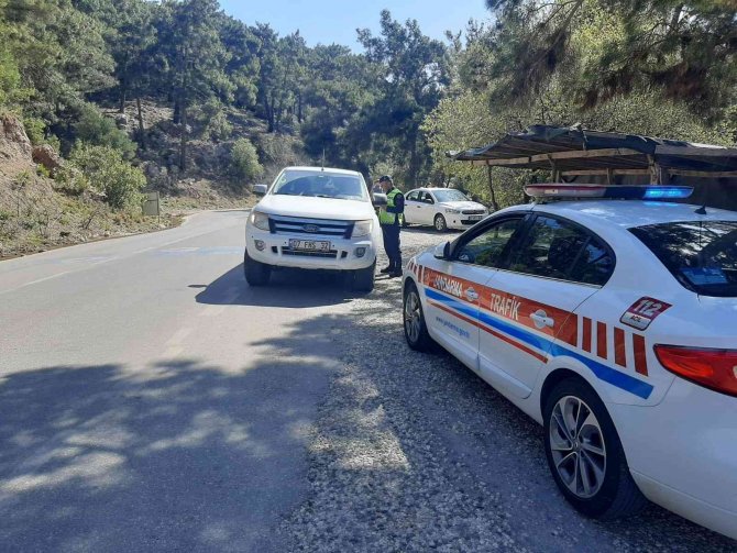 Jandarma, Kask Ve Emniyet Kemeri Denetiminde 15 Bin Kişiyi Sorguladı