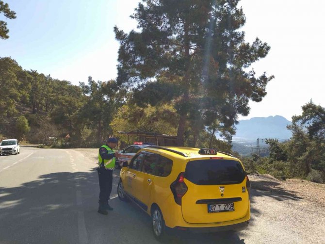 Jandarma, Kask Ve Emniyet Kemeri Denetiminde 15 Bin Kişiyi Sorguladı