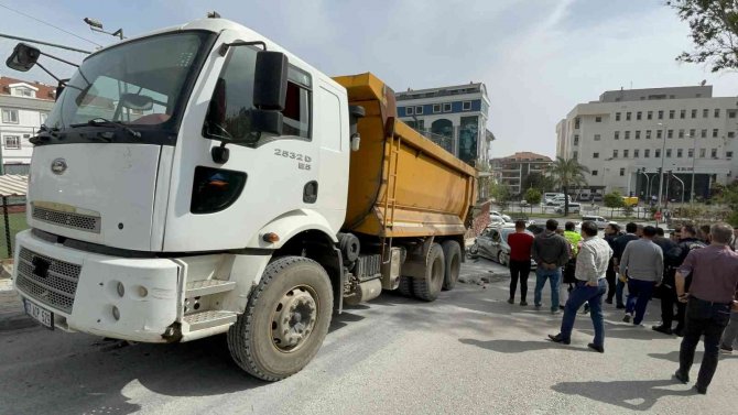 Freni Boşalan Hafriyat Kamyonu 8 Araca Hasar Verdi