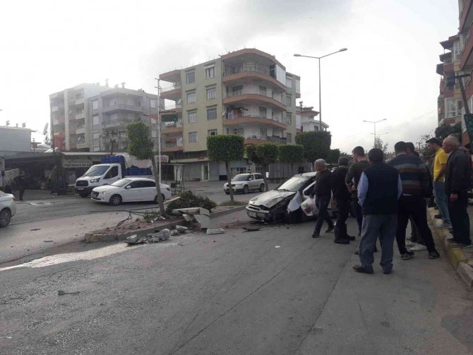 Aydınlatma Direğine Çarpan Otomobilin Sürücüsü Yaralandı