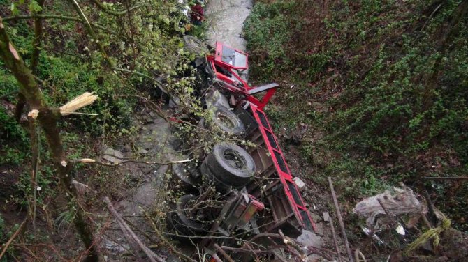 10 Metre Yükseklikten Dereye Düşen Vincin Operatörü Güçlükle Kurtarıldı