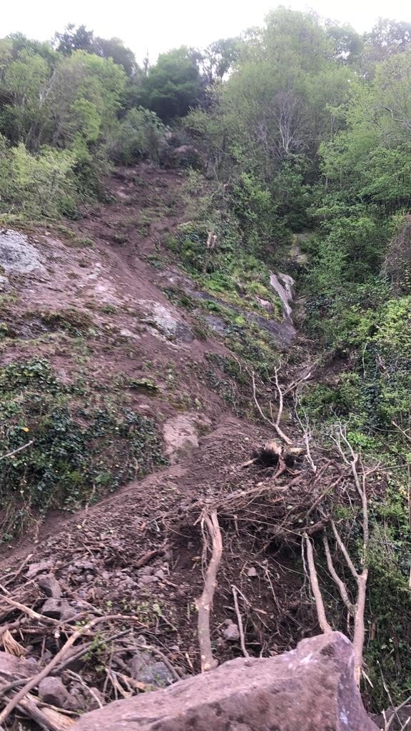 Yamaçtan Kopan Kaya Parçaları Temizlendi, Hopa-kemalpaşa Karayolu Ulaşıma Açıldı