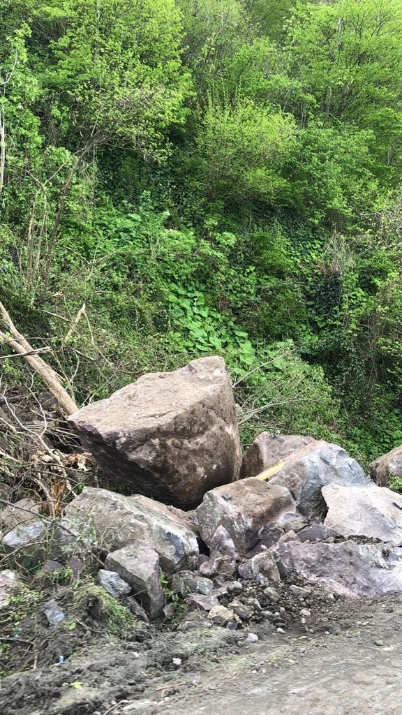 Yamaçtan Kopan Kaya Parçaları Temizlendi, Hopa-kemalpaşa Karayolu Ulaşıma Açıldı