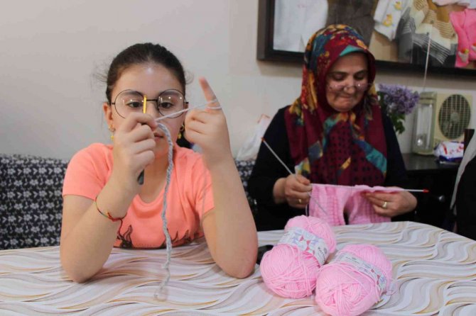 Nineler Ve Torunları Birlikte Örgü Yapıyor