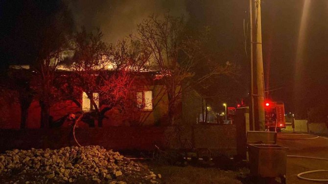 Bacadan Düşen Kıvılcım Evi Kül Etti