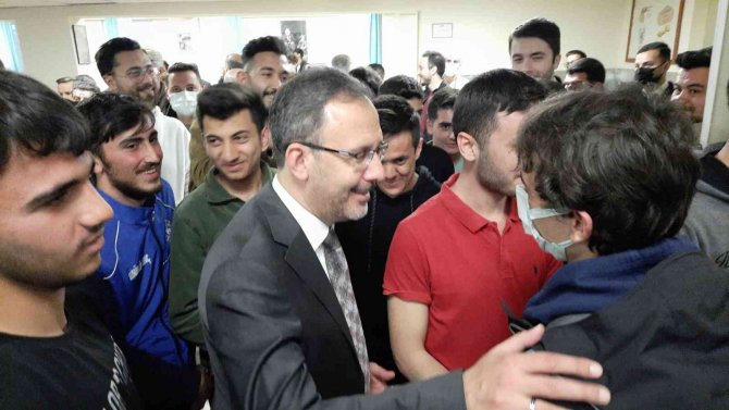 Bakan Kasapoğlu İftarını Öğrencilerle Açtı