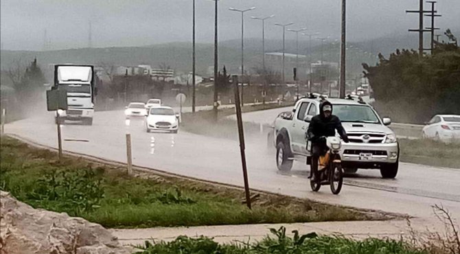 Bandırma’da İki Gündür Sağanak Yağış Etkili Oluyor