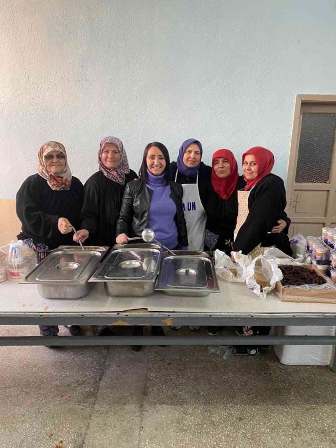 Başkan Tekin Çocuklarla Yemek Alma Sırasına Girdi