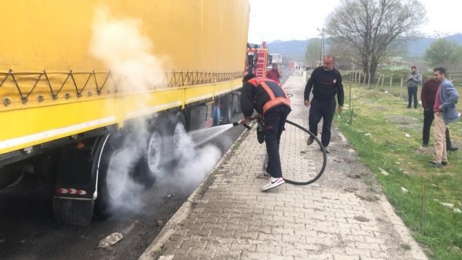 Tırın Dorse Kısmında Çıkan Yangın Söndürüldü