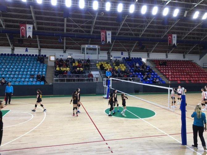 Midi Kızlar Voleybol Takımı Türkiye’nin En İyi 32 Takımı Arasında
