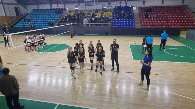 Midi Kızlar Voleybol Takımı Türkiye’nin En İyi 32 Takımı Arasında
