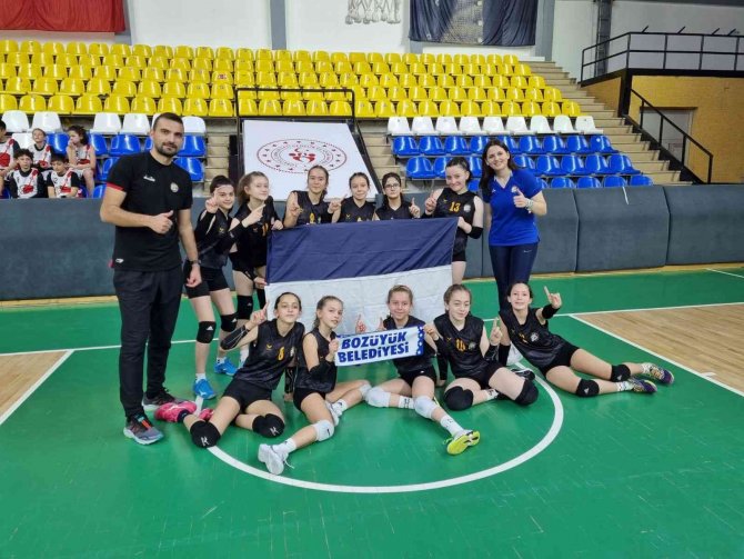 Midi Kızlar Voleybol Takımı Türkiye’nin En İyi 32 Takımı Arasında