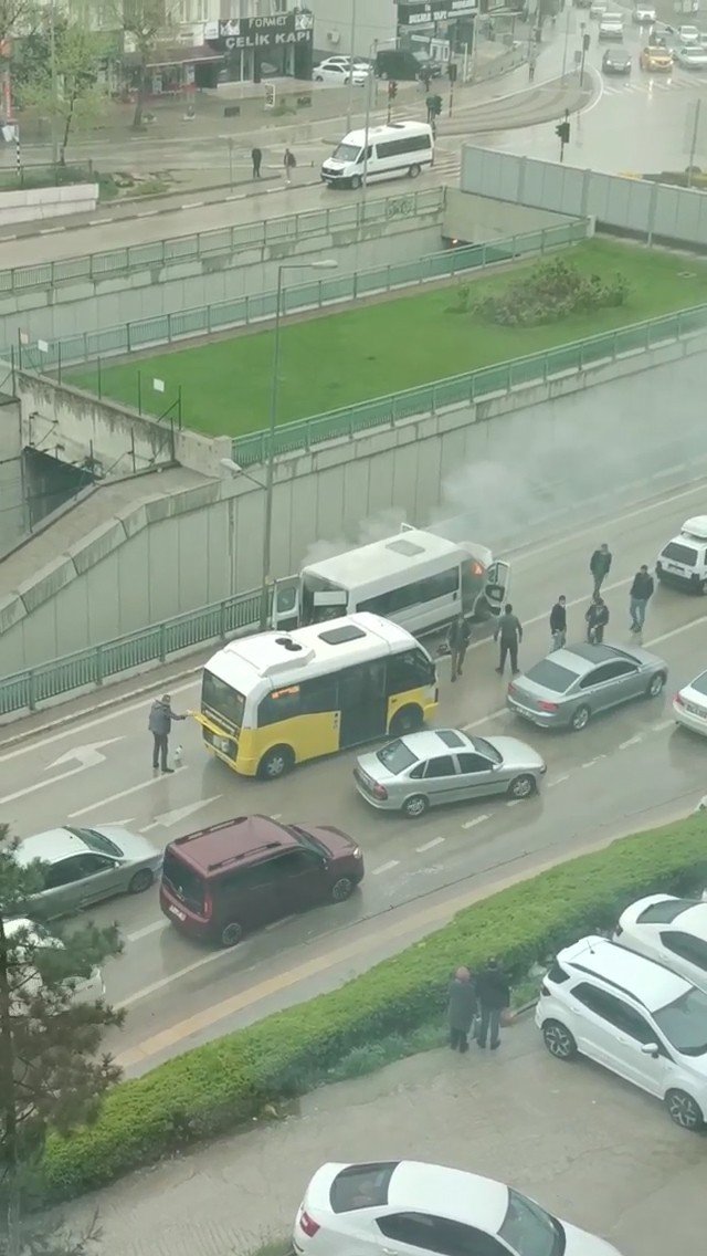 Bursa’da Servis Minibüsü Alev Alev Yandı, İşçiler Canlarını Zor Kurtardı