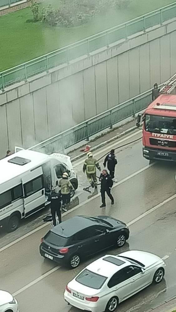 Bursa’da Servis Minibüsü Alev Alev Yandı, İşçiler Canlarını Zor Kurtardı