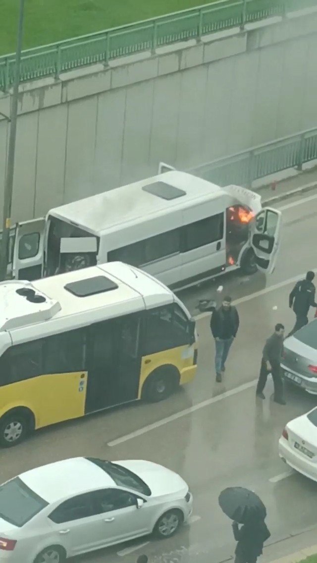 Bursa’da Servis Minibüsü Alev Alev Yandı, İşçiler Canlarını Zor Kurtardı