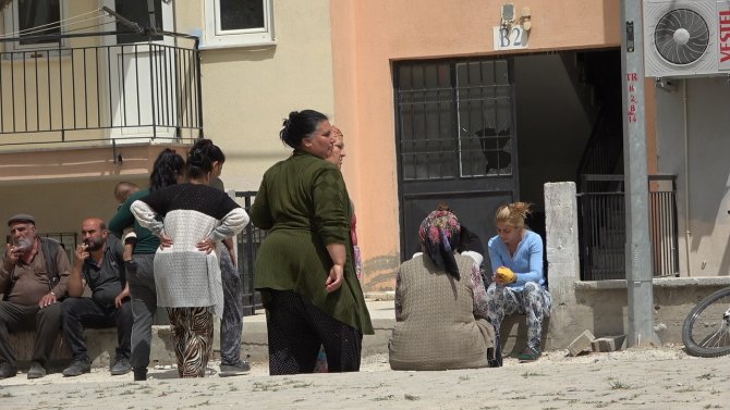Evini Terk Eden Komşularının Eşyalarını Sokağa Atıp Ateşe Verdiler