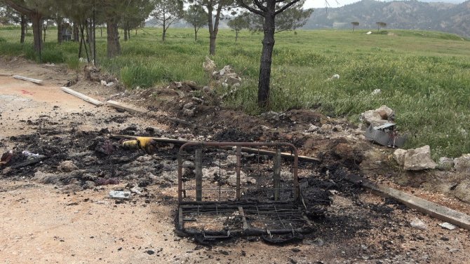 Evini Terk Eden Komşularının Eşyalarını Sokağa Atıp Ateşe Verdiler