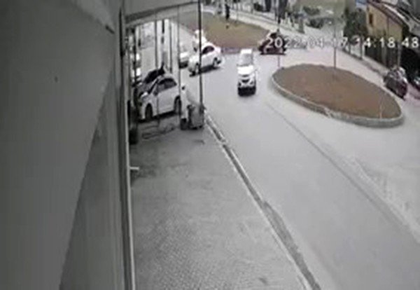 Elazığ’da İki Otomobilin Çarpışması Güvenlik Kamerasına Yansıdı