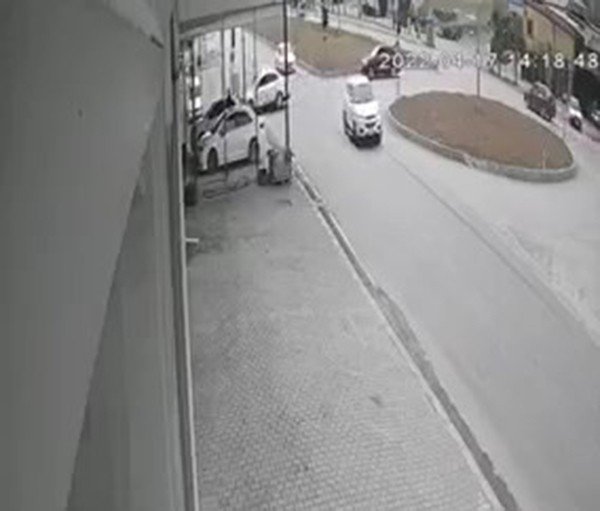 Elazığ’da İki Otomobilin Çarpışması Güvenlik Kamerasına Yansıdı