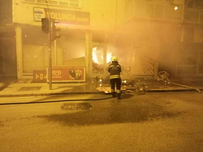 Sahur Vakti Markette Çıkan Yangın Korkuttu